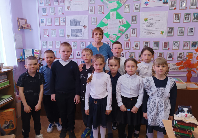 Первоклассники в школьном музее/.